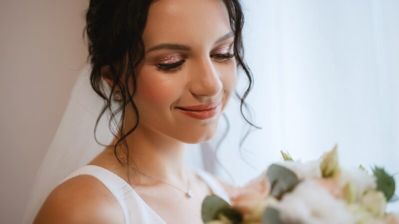 Maquillage pour mariage : yeux marron, comment choisir les teintes parfaites