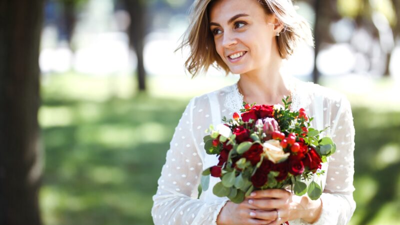 Coiffure de mariage avec cheveux courts bohème : comment choisir la bonne pour vous