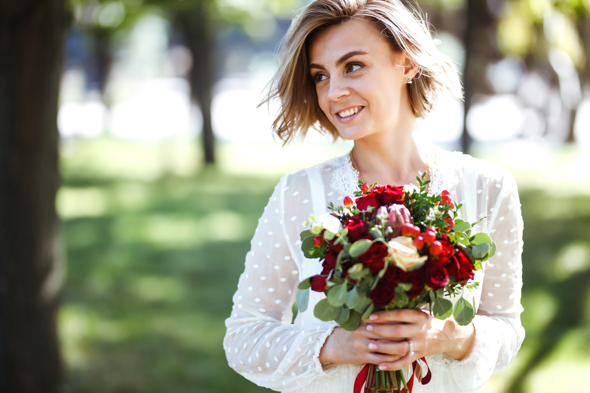 Coiffure de mariage avec cheveux courts bohème : comment choisir la bonne pour vous