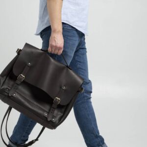 Le grand retour de la sacoche en cuir dans le vestiaire masculin