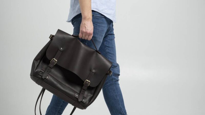 Le grand retour de la sacoche en cuir dans le vestiaire masculin