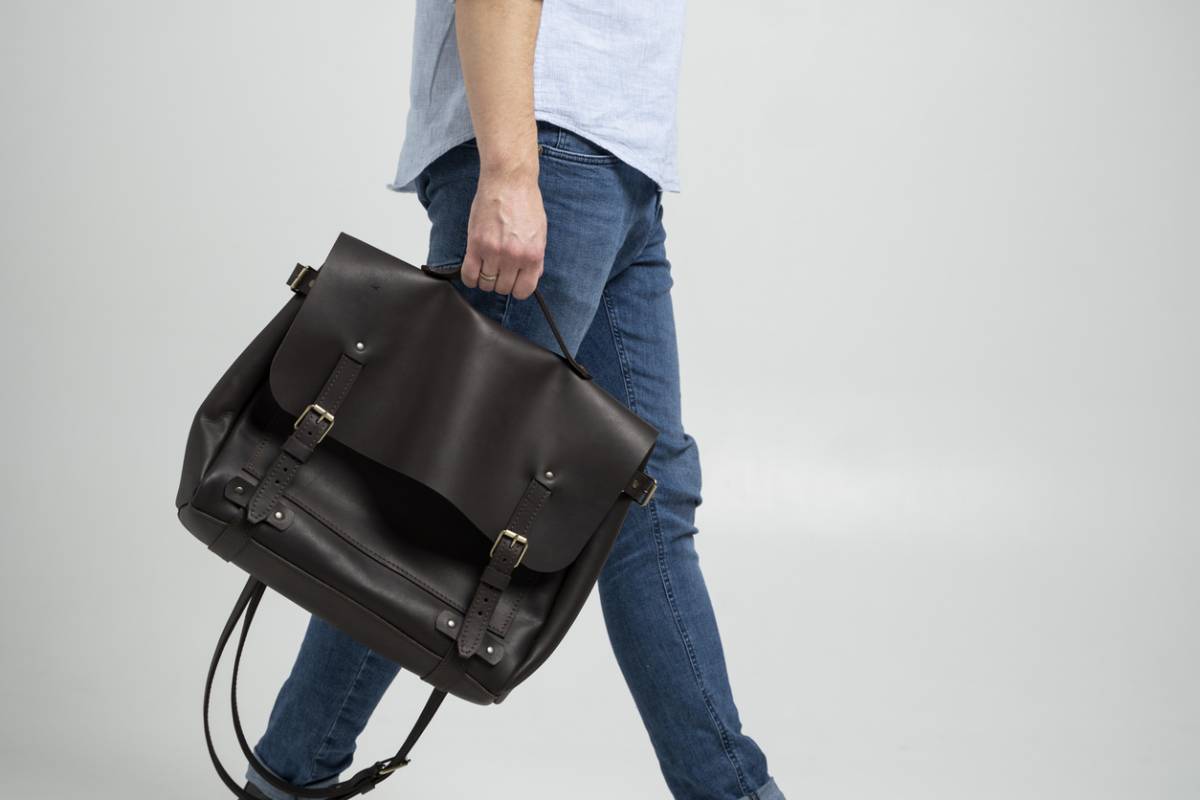 Le grand retour de la sacoche en cuir dans le vestiaire masculin