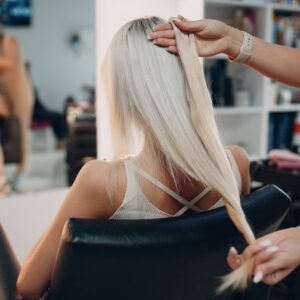 Quelle routine capillaire quotidienne adopter pour garder ses extensions éclatantes ?
