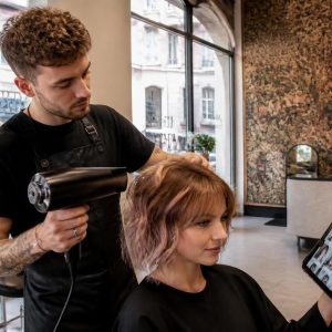 Comment les coiffeurs à Aubusson s&rsquo;adaptent aux nouvelles tendances