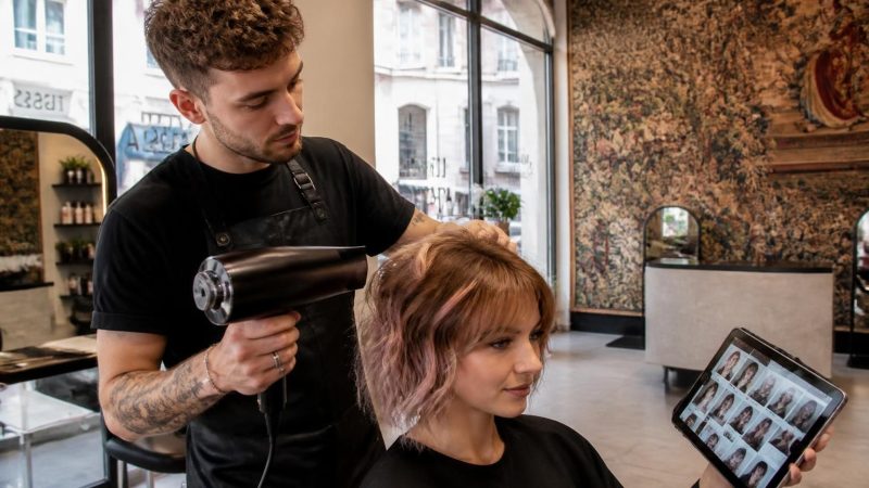 Comment les coiffeurs à Aubusson s&rsquo;adaptent aux nouvelles tendances