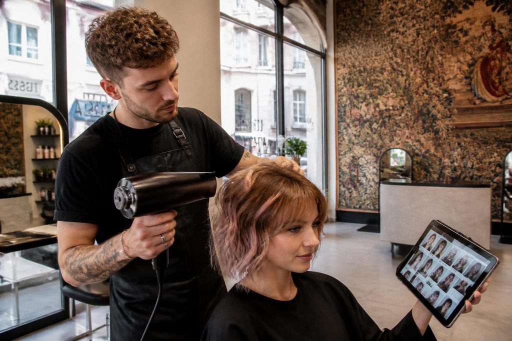 Comment les coiffeurs à Aubusson s&rsquo;adaptent aux nouvelles tendances