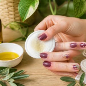 Enlever le vernis sans dissolvant : une solution écolo à adopter