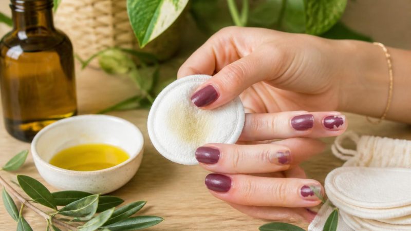 Enlever le vernis sans dissolvant : une solution écolo à adopter