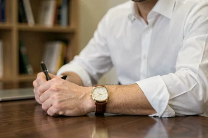 Homme portant une bague Cartier Love en or au bureau avec une tenue décontractée professionnelle